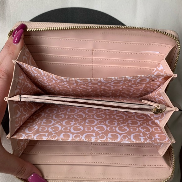 Guess purse 💕 - Picture 9 of 10